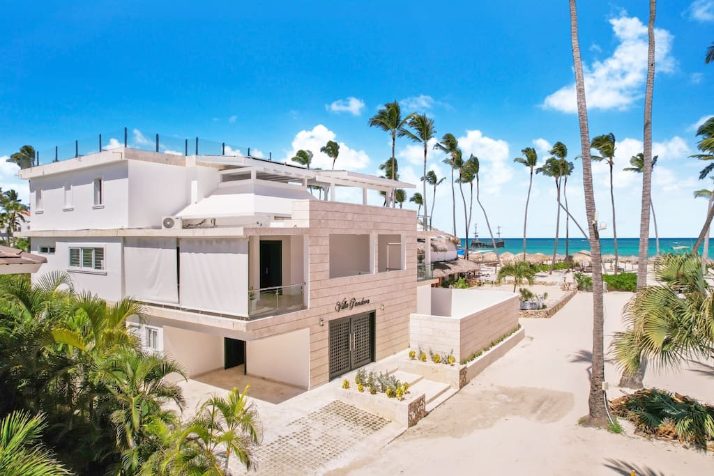 Beachfront, oceanview villa w/ heated pool, games, chef & staff