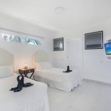 Bedroom 2nd floor with 2 Twin (or 1 King) beds and ensuite bathroom