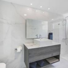 Bedroom 1st floor - ensuite bathroom with shower