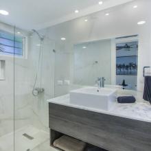 Bedroom 1st floor - Ensuite bathroom with shower