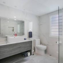 Bedroom 1st floor - ensuite bathroom with shower