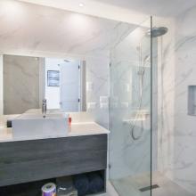 Bedroom 2nd floor - Ensuite bathroom with shower