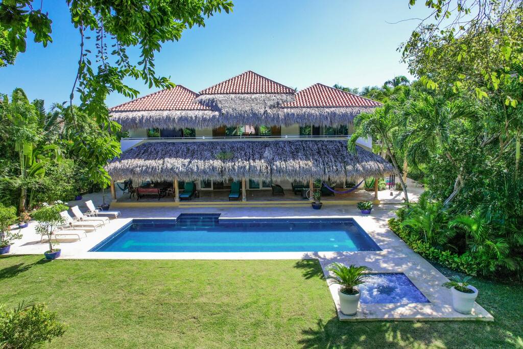 Villa de Lujo Frente al Campo de Golf La Cana – Con Piscina, Jacuzzi, Carrito de Golf y Mucama - Everything Punta Cana