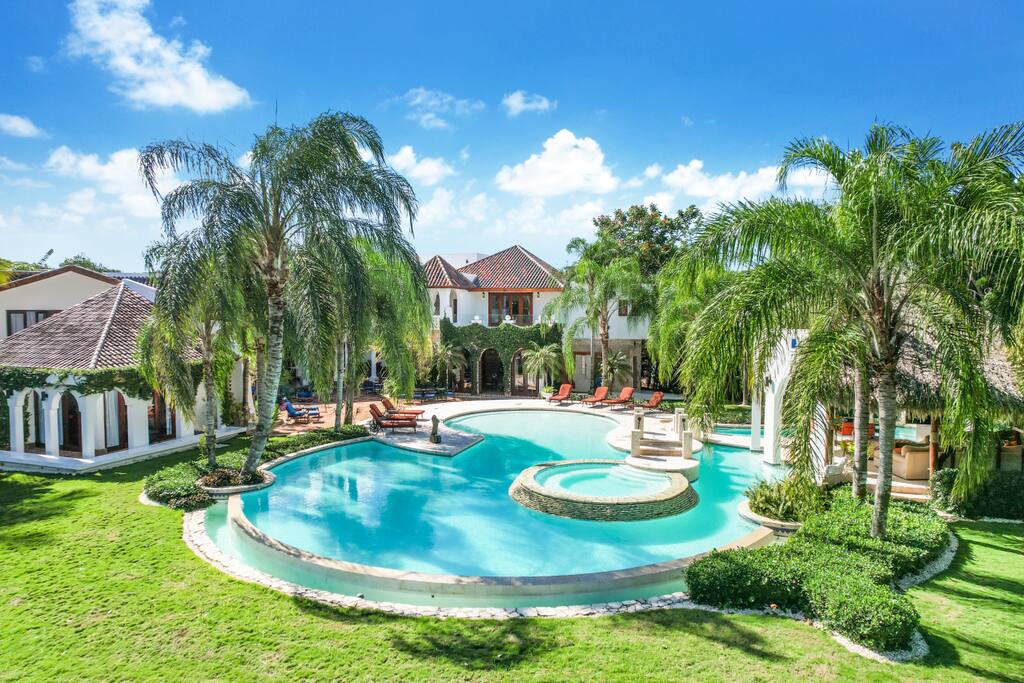 Villa de Los Sueños: Lavish villa w/ full staff, resort pool, Jacuzzi & golf carts