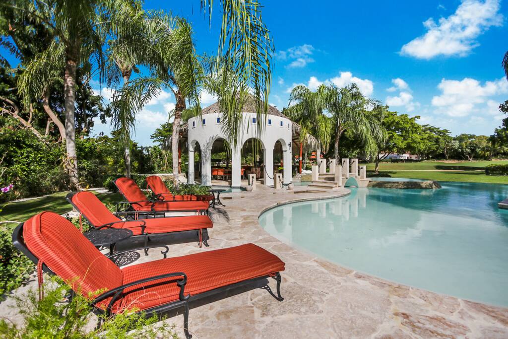 Villa de Los Sueños: poolside sun loungers