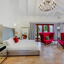 Villa de Los Sueños: primary bedroom with King bed