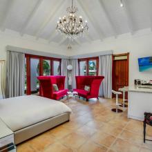 Villa de Los Sueños: primary bedroom with King bed, TV, and mini-bar area