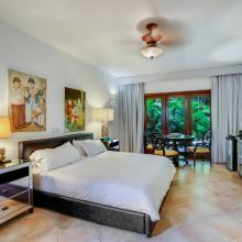 Villa de Los Sueños: 4th bedroom with King bed and TV
