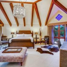 Villa de Los Sueños: 5th bedroom (2nd primary) with King bed, desk, and TV