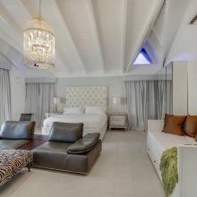 Villa de Los Sueños: 6th bedroom with King bed, sofa, and day bed
