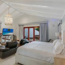 Villa de Los Sueños: 6th bedroom with King bed, TV, sofa, and day bed