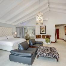Villa de Los Sueños: 6th bedroom with King bed, TV, sofa, and day bed