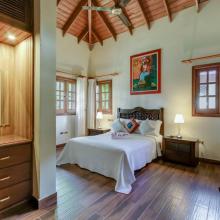 Villa Wyss: 3rd bedroom with King bed, desk, TV, and closet
