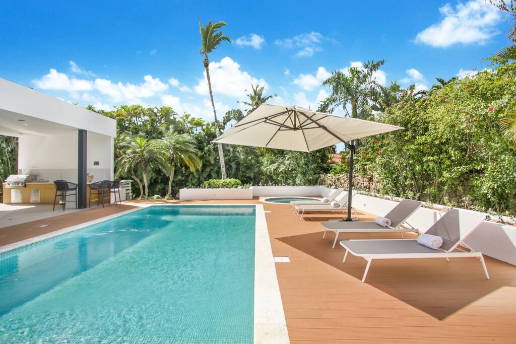 Private 2-Level Casa de Campo Villa – With Pool, Jacuzzi and Golf Cart - Everything Punta Cana