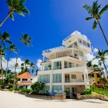 Building right on the beach with excellent ocean view!