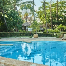 The swimming pool is nearby to spa center. We have permission to use it fee of charge. 