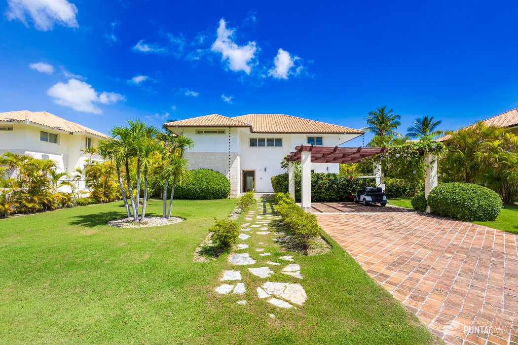 Spacious 4-BR Punta Cana Golf Villa in Cocotal – Private Pool, Jacuzzi & Basketball Hoop for Family Fun - Everything Punta Cana