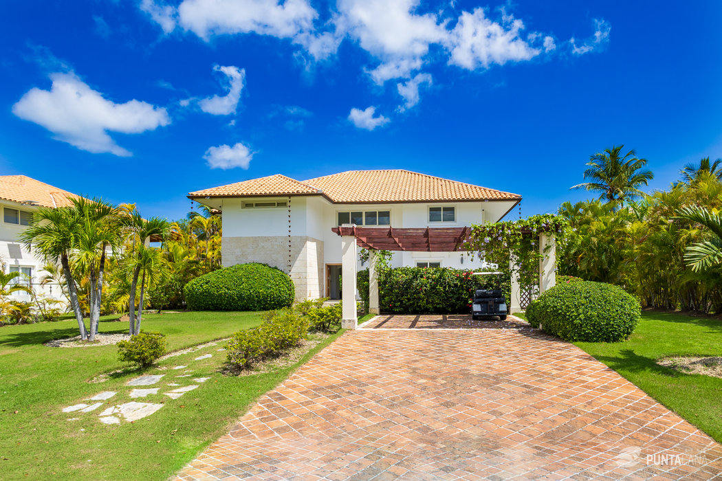 Spacious 4-BR Punta Cana Golf Villa in Cocotal – Private Pool, Jacuzzi & Basketball Hoop for Family Fun - Everything Punta Cana