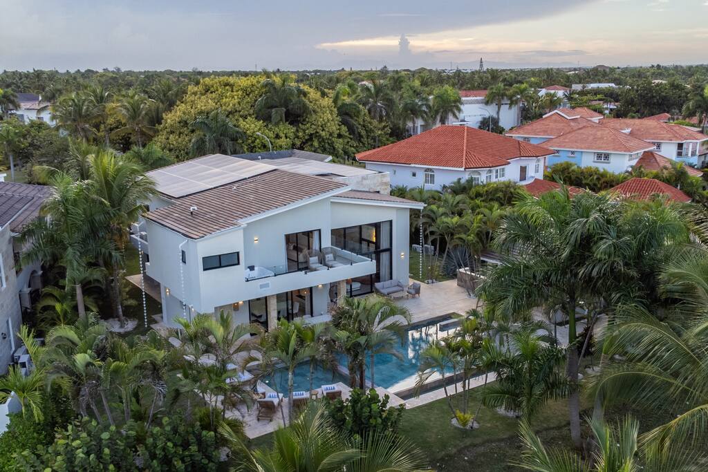 Luxury Punta Cana Golf Villa in Gated Cocotal Community – Pool, Gym & Movie Room - Everything Punta Cana