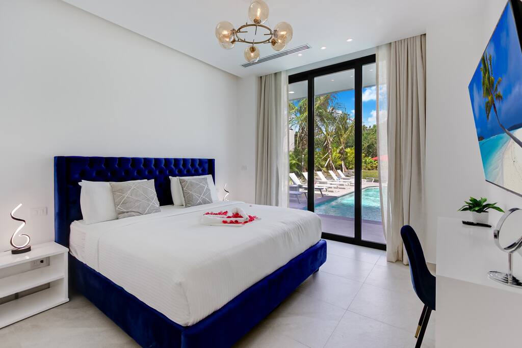 Brand New Villa Las Palmas in Cap Cana with Chef, Pool, Jacuzzi & 2 Golf Carts - Everything Punta Cana