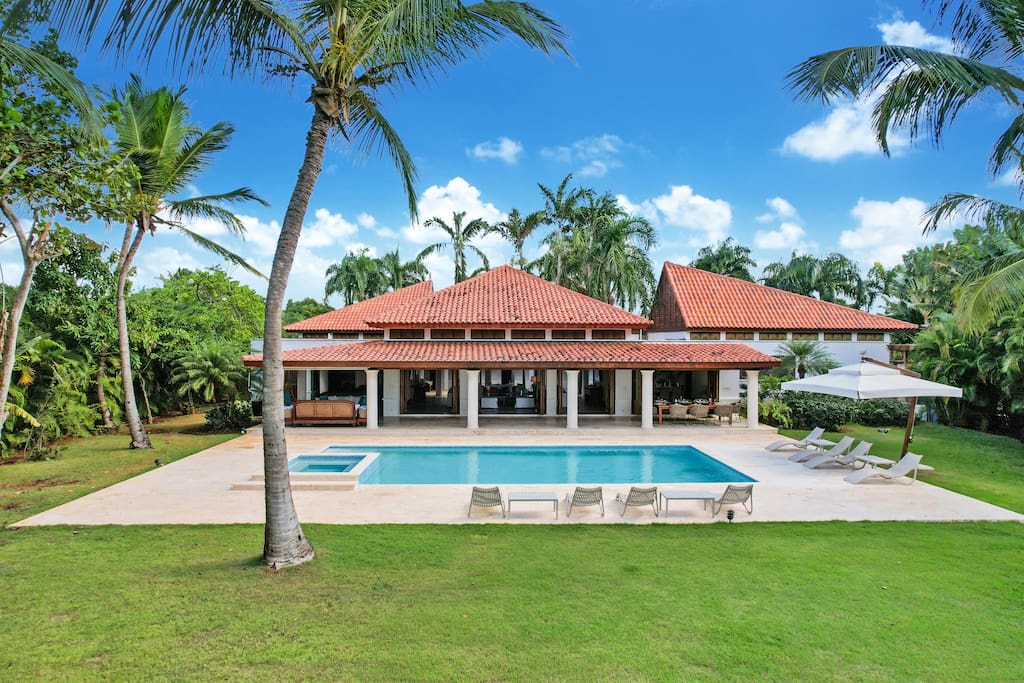 Gorgeous Villa at Casa de Campo (La Romana) – With a Large Pool, Jacuzzi, Chef, Maid & 2 Golf Carts - Everything Punta Cana