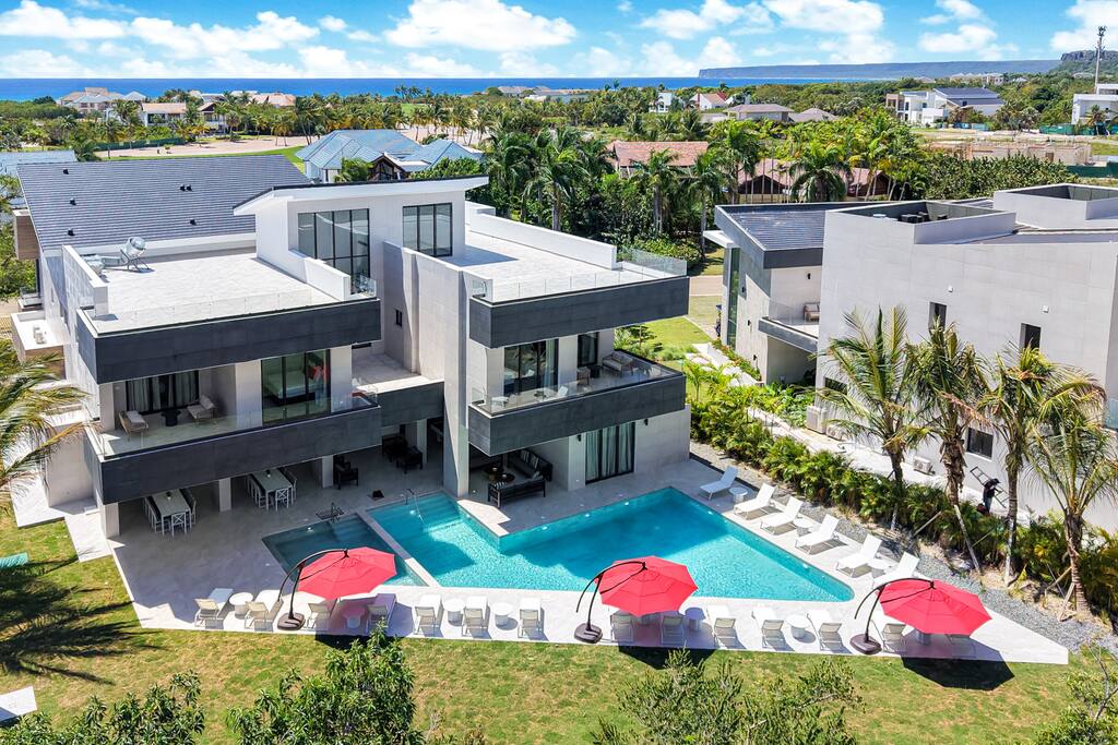 Exclusive luxury retreat with pools, Jacuzzis, games, staff & golf carts