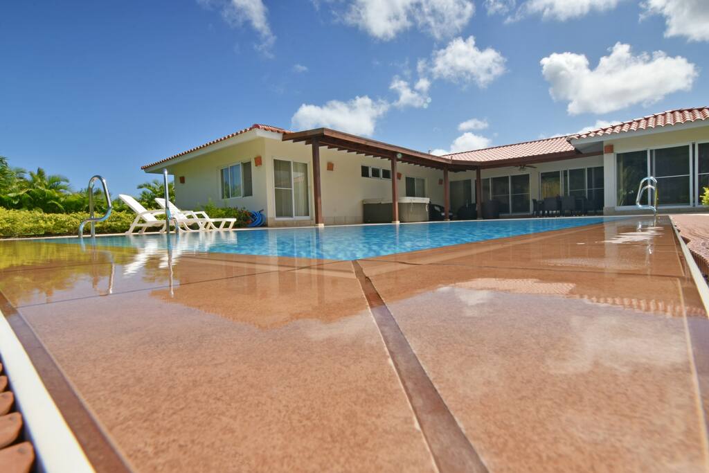 Villa for Groups or Families in Bavaro (Cocotal) – Maid Service and Electricity Included - Everything Punta Cana