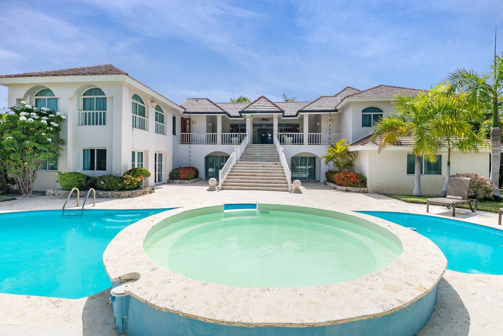 Villa Santa Cruz – Luxury villa in Punta Cana for rent – pool, jacuzzi, maid, 500 ft. to beach - Everything Punta Cana