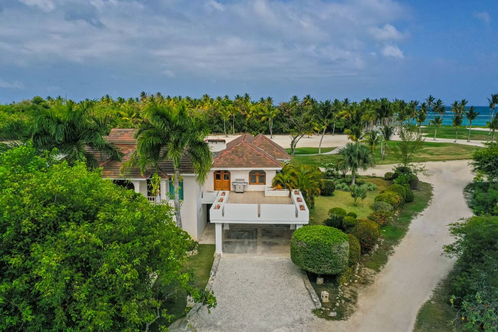 Villa Santa Cruz Luxury villa in Punta Cana for rent pool, jacuzzi