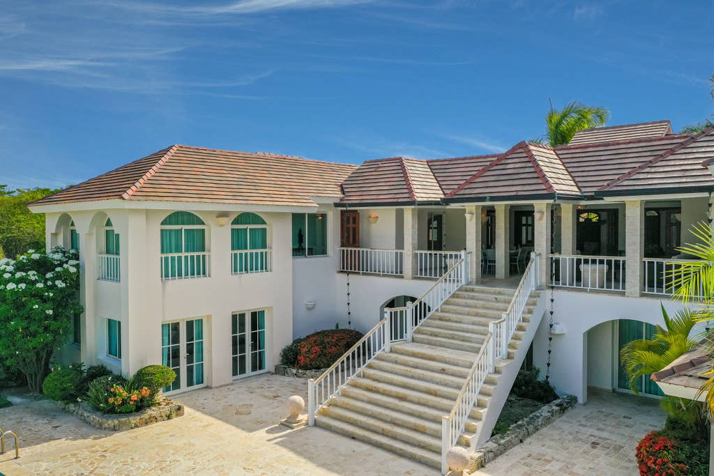 Villa Santa Cruz Luxury villa in Punta Cana for rent pool, jacuzzi