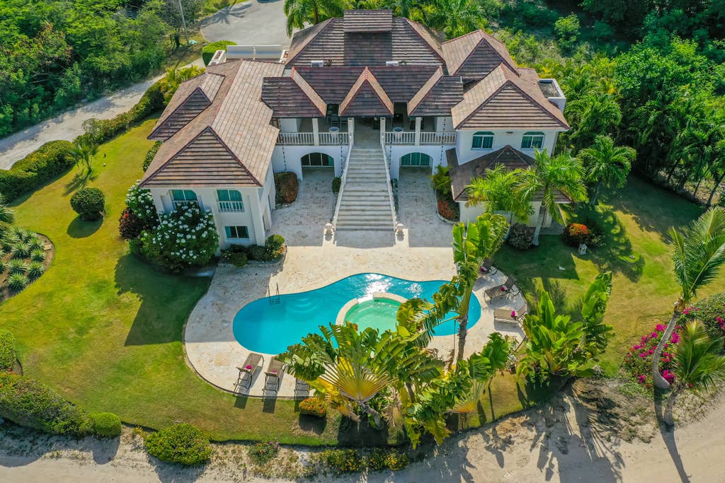 Villa Santa Cruz – Luxury villa in Punta Cana for rent – pool, jacuzzi, maid, 500 ft. to beach - Everything Punta Cana