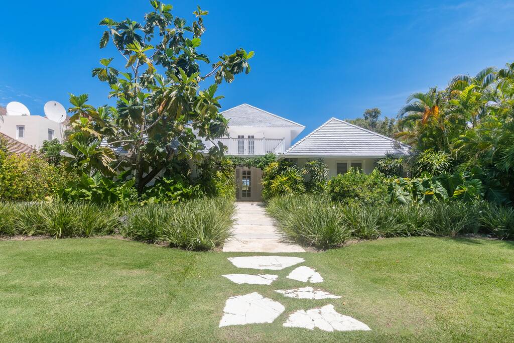 Villa Tortuga A8 Luxury golf front villa for rent in Puntacana Resort