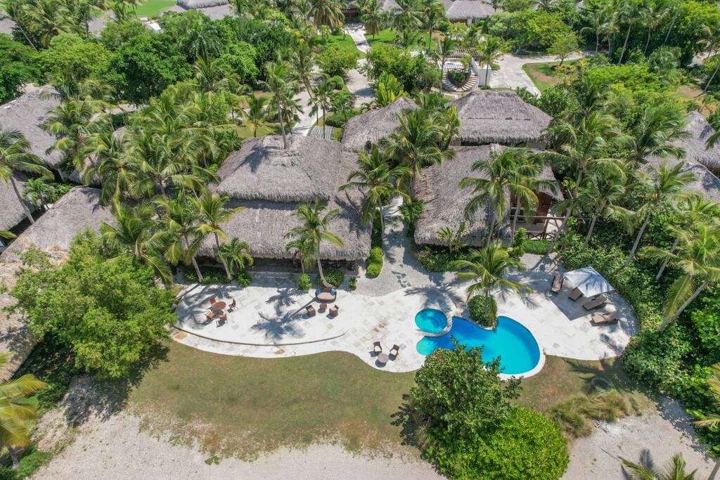 Caleton Villa 5: aerial view of the property