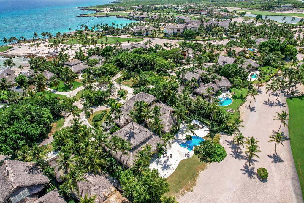 Caleton Villa 5: aerial view of the property and neighborhood