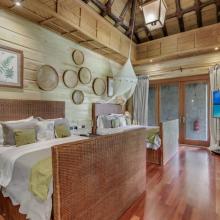 Caleton Villa 5: bedroom with 2 Queen beds and TV