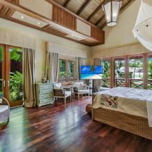 Caleton Villa 5: primary bedroom with King bed and TV