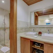 Caleton Villa 5: ensuite bathroom with shower (2nd bedroom)