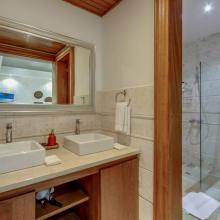 Caleton Villa 5: ensuite bathroom with shower (5th bedroom)