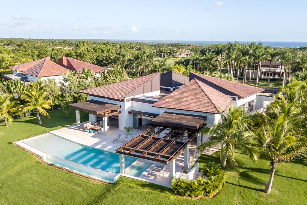 Villa Hermosa: Expansive luxury villa w/ pool, Jacuzzi, chef, butler, golf cart