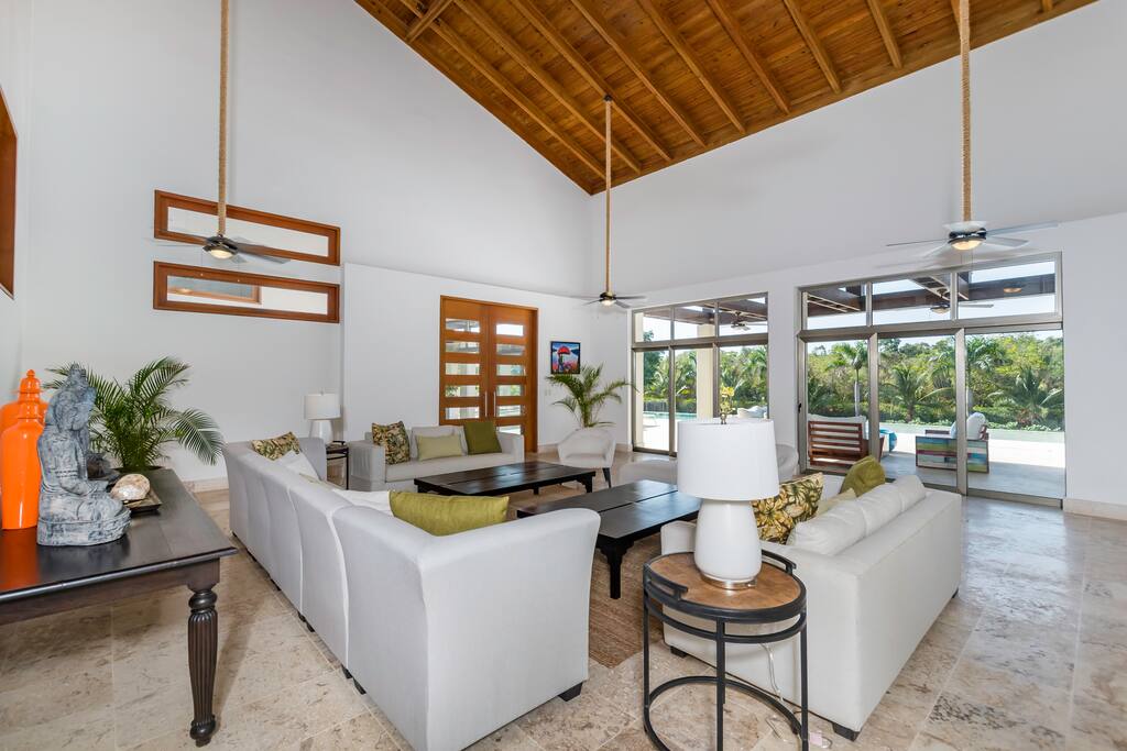 Villa Hermosa: living room with access to the pool deck