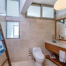 Villa Hermosa: guest bathroom
