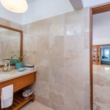Villa Hermosa: guest bathroom