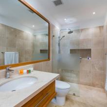 Villa Hermosa: ensuite bathroom with shower (2nd bedroom)