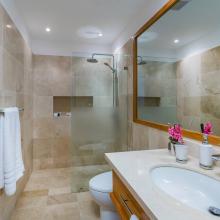 Villa Hermosa: ensuite bathroom with shower (3rd bedroom)