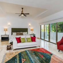 Villa Hermosa: primary bedroom with King bed and sitting area