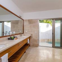 Villa Hermosa: ensuite bathroom with double vanity (primary bedroom)