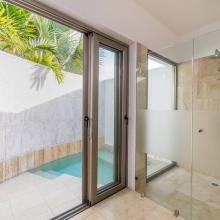 Villa Hermosa: ensuite bathroom with shower and outdoor Jacuzzi (primary bedroom)