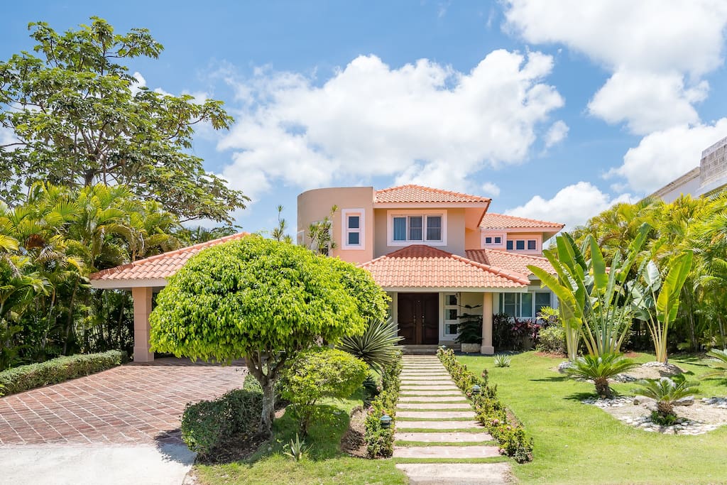 Luxury villa for rent in Punta Cana – golf front, pool, jacuzzi & maid - Everything Punta Cana