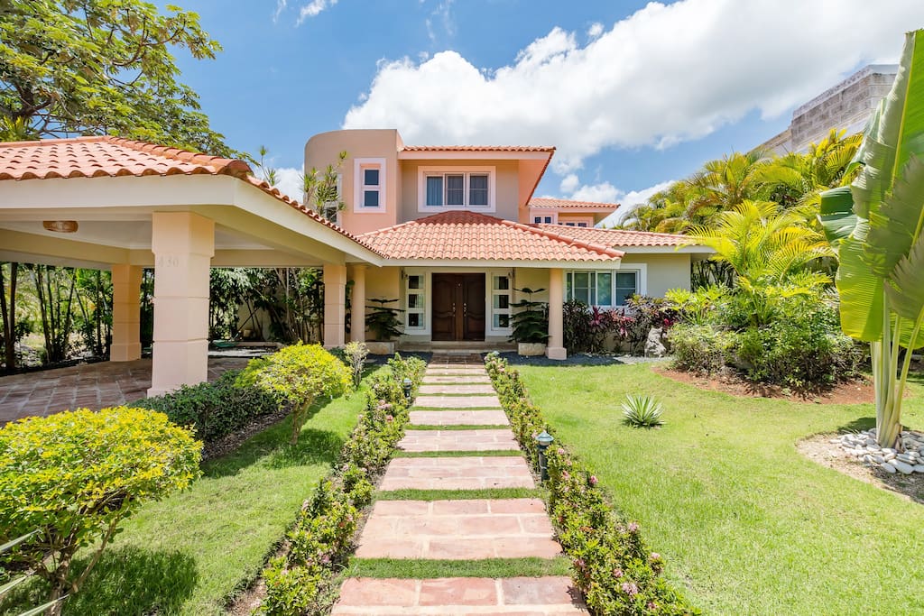 Luxury villa for rent in Punta Cana golf front, pool, jacuzzi & maid