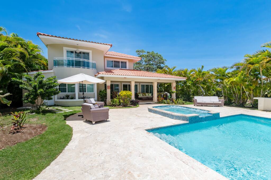 Luxury villa for rent in Punta Cana golf front, pool, jacuzzi & maid